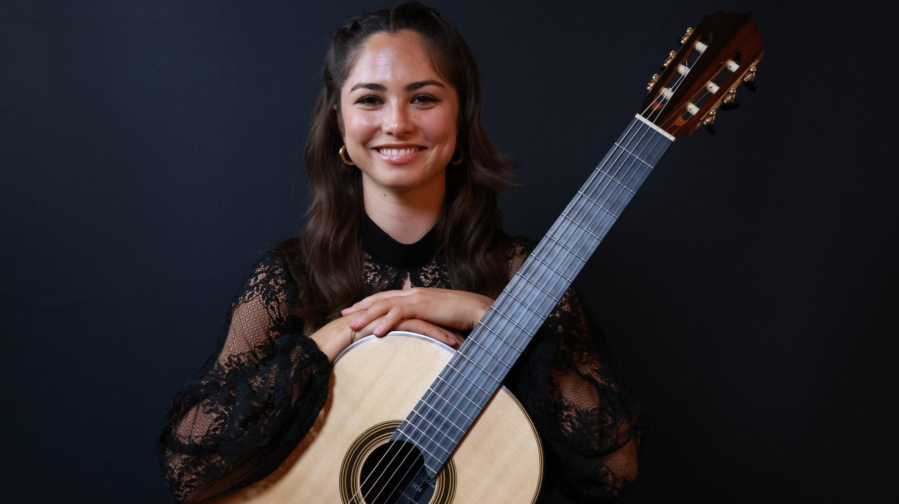 Laurel Harned: A Young Guitar Virtuoso at Siccas Guitars